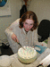 Люсьен пытается резать торт на моем рабочем столе